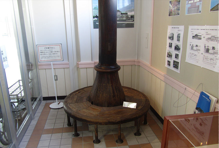 折尾駅待合室　にあった丸椅子（木製）